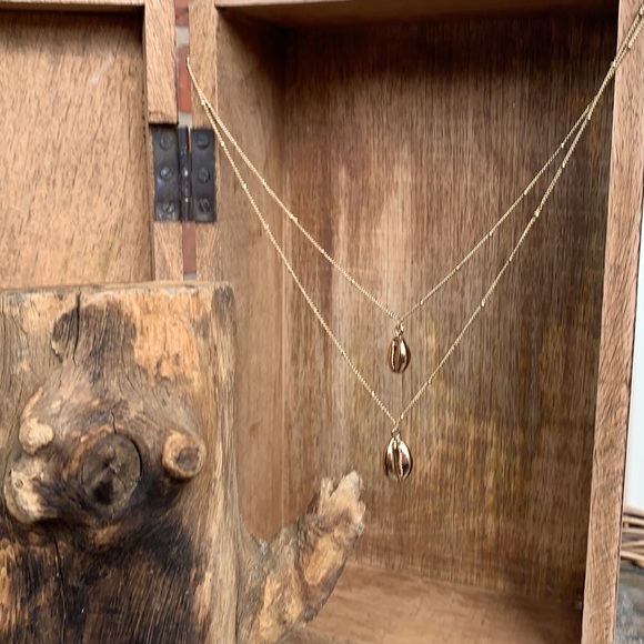 NEW! Gold Seashell Necklace 🐚 - Picture 3 of 4